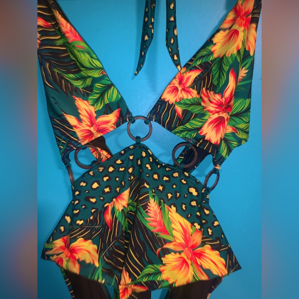 BRAND NEW ONE PIECE FLORAL SWIMSUIT WITH WOODEN RINGS - Picture 9 of 13